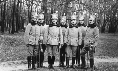 Oficerowie 1. Pułku Ułanów Legionów Polskich. Fotografia z albumu ze zdjęciami oficerów I Brygady, zatytułowanego Legiony 1914-1916, należącego do Jędrzeja Moraczewskiego. Fot. z miesięcznika WPiS.