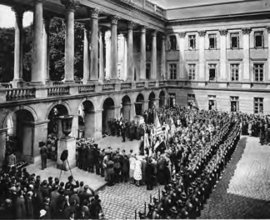 Warszawa, jesień 1926 roku. Wojsko Polskie prezentuje broń w hołdzie przed Grobem Nieznanego Żołnierza. Fot. z miesięcznika WPiS.