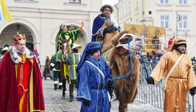 Trzej Królowie wjeżdżają na wielbłądach na rynek w Jarosławiu. Fot. Adam Bujak