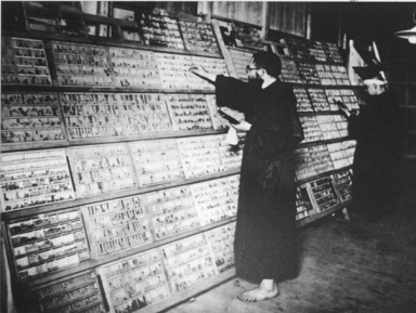 Brat Seweryn Dagis (pośrodku) i pomocnik układają japońskie czcionki w drukarni w Nagasaki ok. 1930 r.