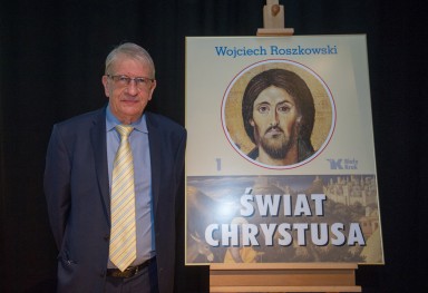 Znakomity historyk prof. Wojciech Roszkowski i okładka jego najnowszej książki „Świat Chrystusa”.