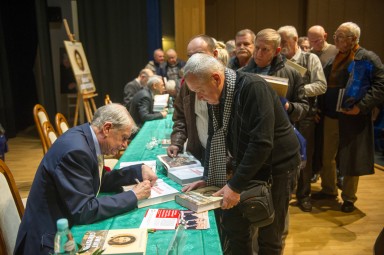 Do autora „Świata Chrystusa” ustawiła się długa kolejka czytelników chcących uzyskać dedykację i autograf.