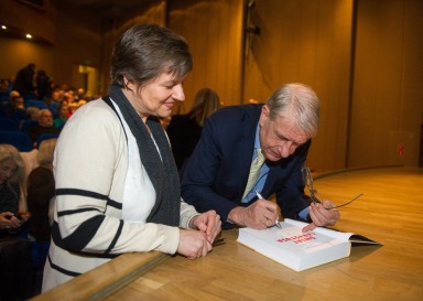 Prof. Wojciech Roszkowski podpisuje swoje najnowsze dzieło – „Świat Chrystusa” wydany przez Białego Kruka.