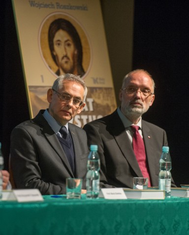 Zasłuchani w wykłady historycy z UJ i autorzy Białego Kruka: prof. Krzysztof Ożóg z UJ (z lewej) i prof. Andrzej Nowak.