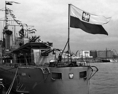 Polską banderę na kontrtorpedowcu (niszczycielu) ORP &bdquo;Grom&rdquo; podniesiono 11 maja 1937 r. W trakcie służby wojennej okręt przebył 15 tys. mil morskich. Uczestniczył w 20 patrolach operacyjnych, eskortował pięć konwoj&oacute;w przybrzeżnych i sześć pełnomorskich. Siedmiokrotnie atakował nieprzyjacielskie okręty, dwukrotnie odpierał ataki lotnicze. Fot. NAC