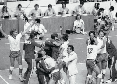 Olimpiada w Montrealu w 1976 r. Polacy zdobyli tu 24 medale, w tym 7 złotych. Na zdjęciu: euforia polskich siatkarzy po zdobyciu olimpijskiego złota. Fot. PAP/Zbigniew Matuszewski