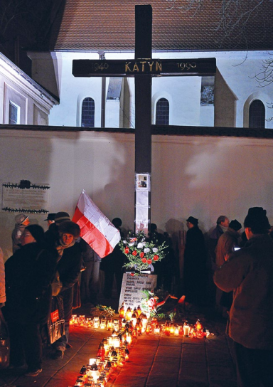Pod Krzyżem Katyńskim w Krakowie przez cały czas trwania żałoby narodowej zbierali się Polacy, kt&oacute;rzy wsp&oacute;lnie i pogrążeni w modlitwie oraz zadumie chcieli przeżyć te tragiczne chwile. Fot. Ewa Barańska-Jamrozik.