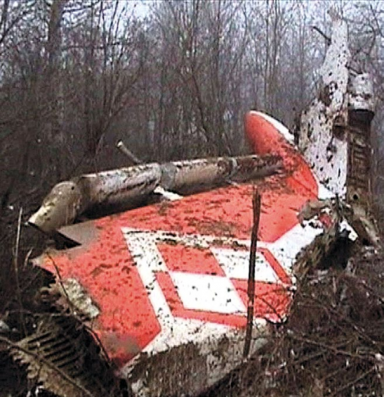 Fragment wraku polskiego tupolewa w Smoleńsku po tragicznej w skutkach katastrofie z 10 kwietnia 2010 r.