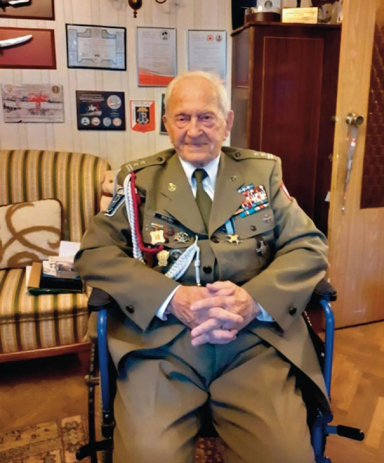 Ppłk Zbigniew Ostoja-Rylski (102 lata), kawaler Krzyża Srebrnego Orderu Virtuti Militari, do dziś walczy o pamięć Powstania i batalionu &bdquo;Parasol&rdquo;. Uczestniczy w uroczystościach patriotycznych, powtarzając, że &bdquo;Wojsko Polskie jest dla niego ukochane na świecie&rdquo;. Fot. MM