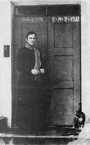 Opatulony szalikiem ks. Jerzy Popiełuszko przed wejściem na żoliborską plebanię. Fot. Muzeum Warszawy.