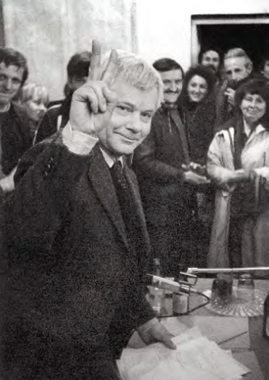 Spotkanie ze Zbigniewem Herbertem w kościele św. Mikołaja w Gdańsku na tzw. G&oacute;rce w 1983 r. Fot. East News/Fotonova/Jan Juchniewicz
