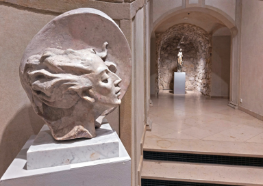 Fragment wystawy w krakowskiej Galerii Krypta u Pijar&oacute;w. Na pierwszym planie będąca wsp&oacute;lnym dziełem obojga artyst&oacute;w rzeźba anioła, w głębi figura Matki Bożej dłuta Teresy Pastuszki-Kowalskiej. Fot. Leszek Sosnowski