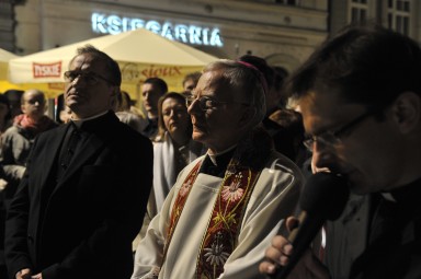 Ks. prof. Tadeusz Panuś (z lewej) oraz abp Marek Jędraszewski podczas Drogi Krzyżowej w Krakowie. Fot.: Adam Bujak/Biały Kruk