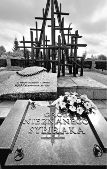 Grób Nieznanego Sybiraka w Białymstoku. Autorem monumentu jest białostocki artysta Dymitr Grozdew.fot. Adam Bujak z książki 