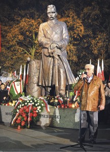 Jan Pietrzak w trakcie Marszu Niepodległości w Warszawie, przystanek przy pomniku marszałka Józefa Piłsudskiego.