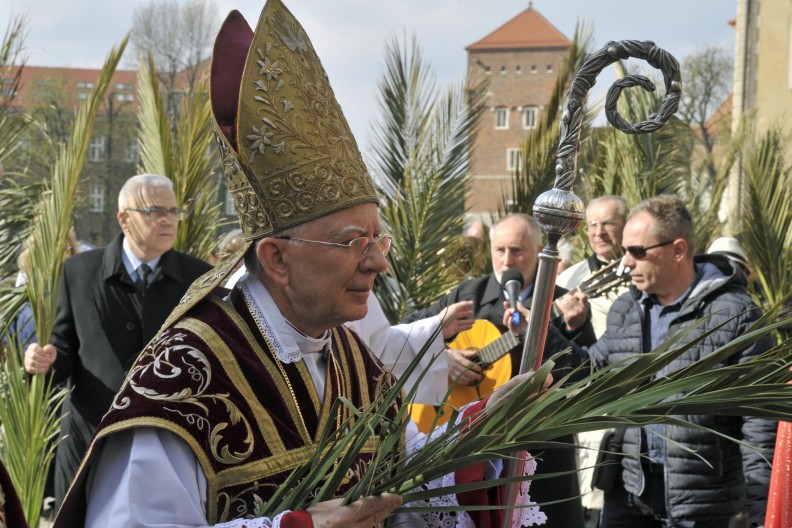 Abp Marek Jędraszewski podczas Mszy św. w Niedzielę Palmową w Katedrze Wawelskiej. Fot.: Adam Bujak/Biały Kruk