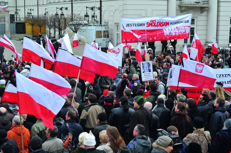 Tłumy ludzi jak żywy pomnik spontanicznie gromadzą się, by uczcić pamięć o tragicznie zmarłych. Fot.: Adam Bujak 