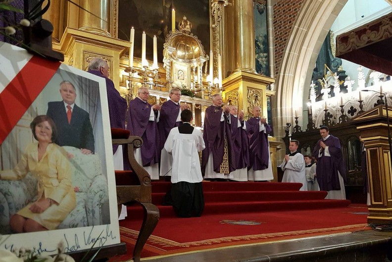 Abp Marek Jędraszewski podczas Mszy św. z okazji 7. rocznicy tragedii smoleńskiej. Fot.: AS/Biały Kruk