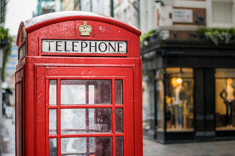 Wkrótce charakterystyczne czerwone budki telefoniczne będą znane tylko ze zdjęć i starych filmów. W ciągu trzech lat londyński symbol ma odejść do lamusa.  Fot.: 0x010C/Wikimedia Commons