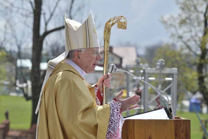 Abp Marek Jędraszewski wygłasza homilię podczas Mszy św. z okazji Niedzieli Bożego Miłosierdzia. Fot.: Adam Bujak/Biały Kruk