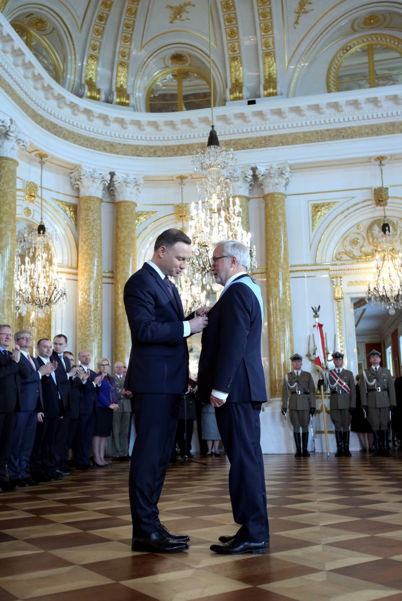 Adam Bujak otrzymuje Order Orła Białego z rąk Prezydenta Andrzeja Dudy.