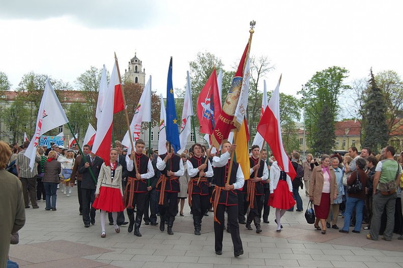 Polonia na Litwie stanowi 5,62% ludności kraju. Fotografia przedstawia przemarsz Polonii w Wilnie, 2 maja 2008. Fot.:Sfu/ Wikimedia Commons