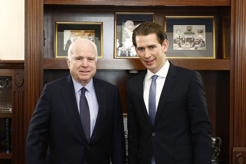 Amerykański senator John McCain i austriacki minister spraw zagranicznych Sebastian Kurz podczas spotkaniu w biurze McCaina. W tle widać zdjęcie św. Jana Pawła II. Fot.: Bundesministerium für Europa, Integration und Äußeres