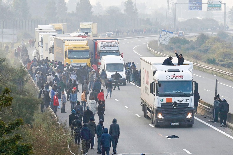 Uchodźcy atakują kierowców w Calais. Przybysze ze wschodu nie potrafią i nie chcą przyjąć cywilizacji europejskiej.  / WPIS