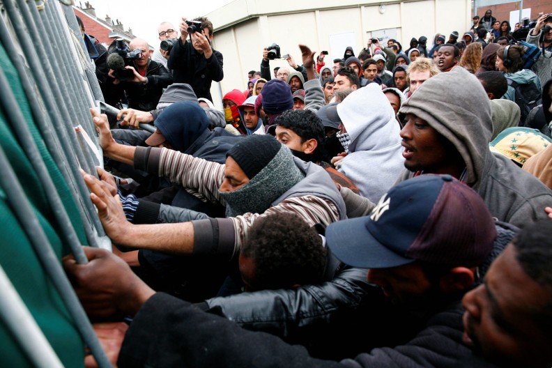 Niekiedy imigranci niezadowoleni z warunków, w jakich przebywają w tymczasowych obozach, okazują zniecierpliwienie, wywołując zamieszki i demonstracje. Fot. archiwum Białego Kruka