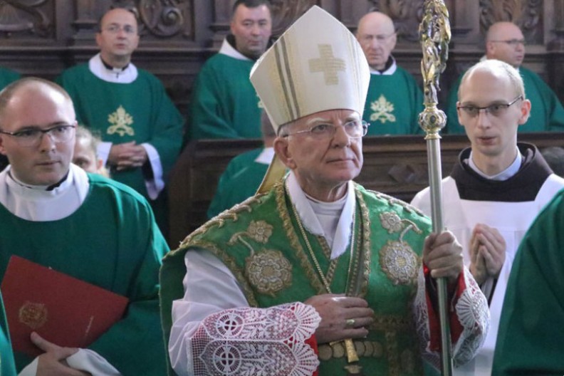 Abp Marek Jędraszewski w Kalwarii Zebrzydowskiej. Po lewej ks. Rafał Wilkołek, sekretarz metropolity krakowskiego. Fot.: kalwaria.eu