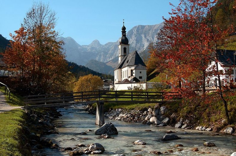 Malowniczo usytułowany kościoł w Ramsau.   Fot. Softeis/Wikimedia Commons