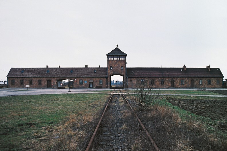 Obóz Birkenau był największym z ponad 40 obozów i podobozów, które wchodziły w skład kompleksu obozów Auschwitz.  Fot. Adam Bujak/Auschwitz - Rezydencja Śmierci