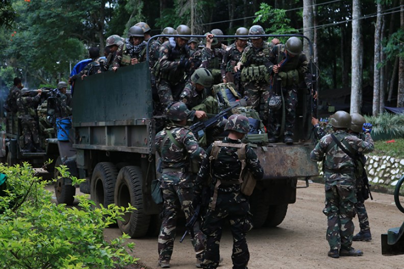 Żołnierze broniący Marawi przed islamskimi bojówkarzami. Fot.: Philippines Information Agency/Wikimedia Commons