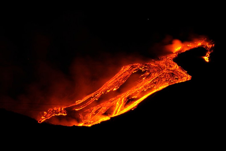 Erupcja wulkanu Etna na Sycylii w grudniu 2011 roku. Fot.: gnuckx/ Wikimedia Commons