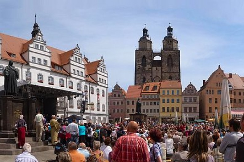 Widok na rynek w Wittenberdze, gdzie Marcin Luter ogłosił swoje 95 tez.  Fot.: M_H.DE/ Wikimedia Commons