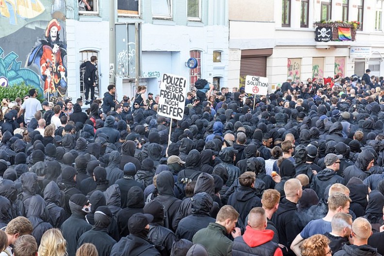 Protestujący przeciwko szczytowi G-20 w Hamburgu stosują taktykę czarnego bloku. Czarny ubiór i zasłonięcie twarzy utrudnia policji identyfikację. Fot.: Thorsten Schröder/Wikimedia Commons