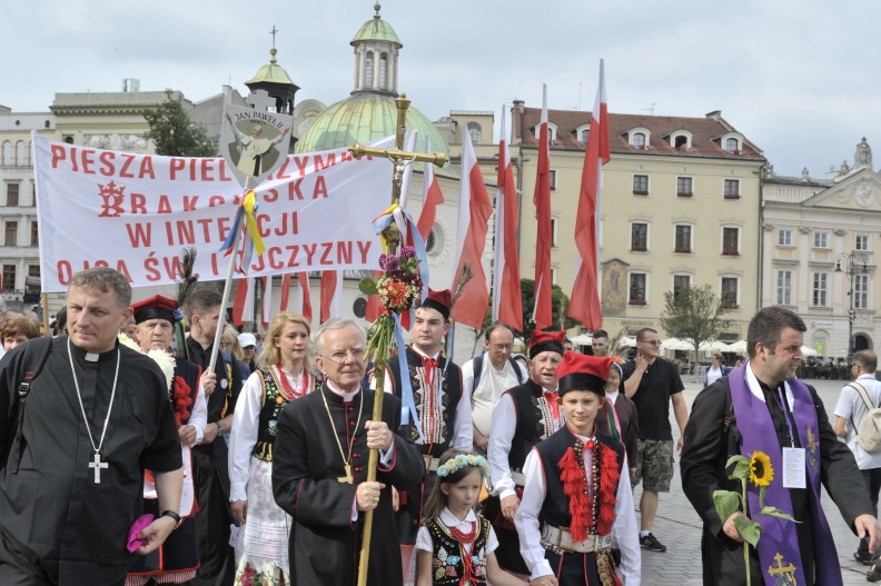 Przez pierwszy odcinek drogi krzyż na czele pielgrzymki niósł sam abp Marek Jędraszewski.   Fot.: A.Bujak