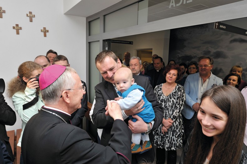 O tym jak ważne są dzieci metropolita krakowski abp Marek Jędraszewski pokazuje na każdym kroku, poświęcając najmłodszym wiele uwagi i miłości.    Fot.: A. Bujak