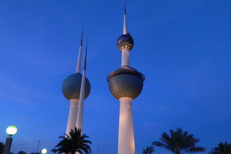 Kuwait City Towers w stolicy arabskiej monarchii położonej między Irakiem a Arabią Saudyjską. Fot.: Paasikvi  CC-BY-SA-3.0