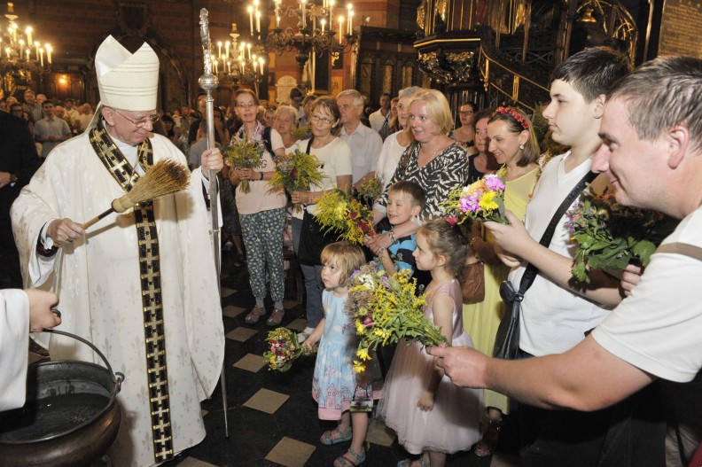 Abp Marek Jędraszewski święci przyniesione przez wiernych bukiety z ziół i kwiatów.    Fot.: A. Bujak