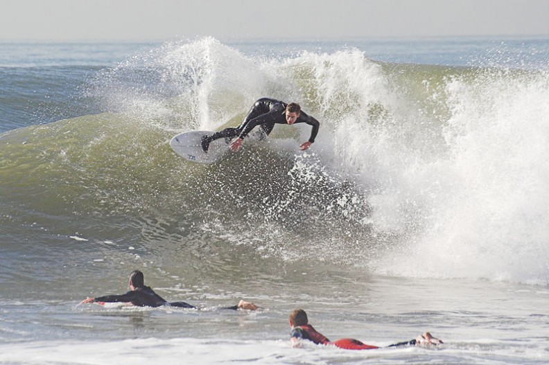 Podopieczni szkoły dla surferów uczą się pokonywać własny strach i własne słabości.     Fot.:Travis/2.0 Generic/Wikimedia Commons   