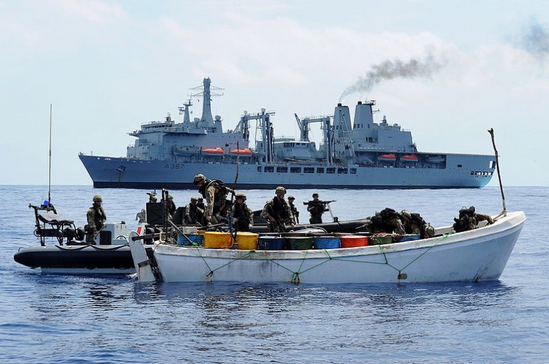 Patrole żołnierzy z  Chin, USA i państw członkowskich Unii Europejskiej patrolują wody Oceanu Spokojnego, by wyeliminować ataki somalijskich piratów.   Fot.:LA(Phot) Dave Jenkins/Open Government Licence v1.0/Wikimedia Commons 