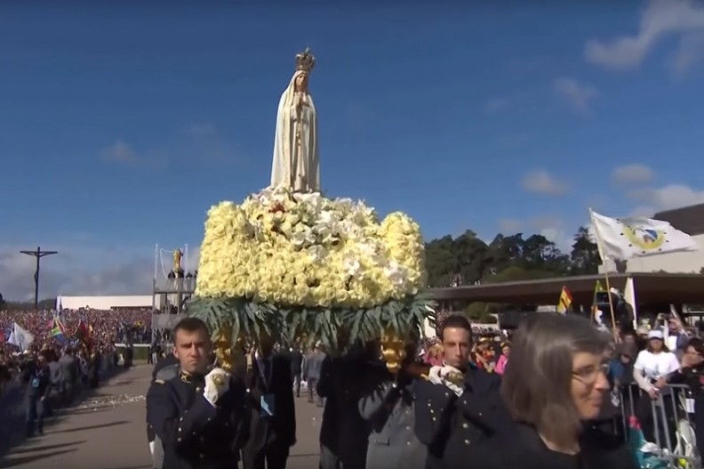 Figura Matki Bożej Fatimskiej niesiona podczas kanonizacji Hiacynty i Franciszka.   Fot.: Archiwum Białego Kruka