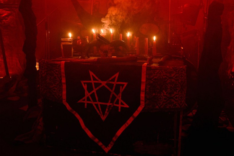 Bluźniercza msza satanistów we Francji. Fot.: Vassil  CC-BY-SA-3.0