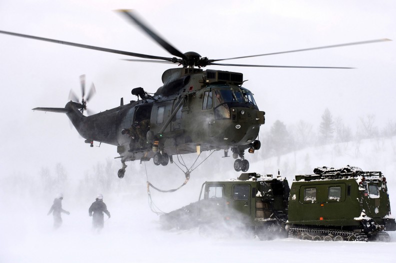 Brytyjska marynarka helikopterem Sea King Mk4 przeprowadza ćwiczenia w Arktyce. Fot.: POA(Phot) Merrill/MOD