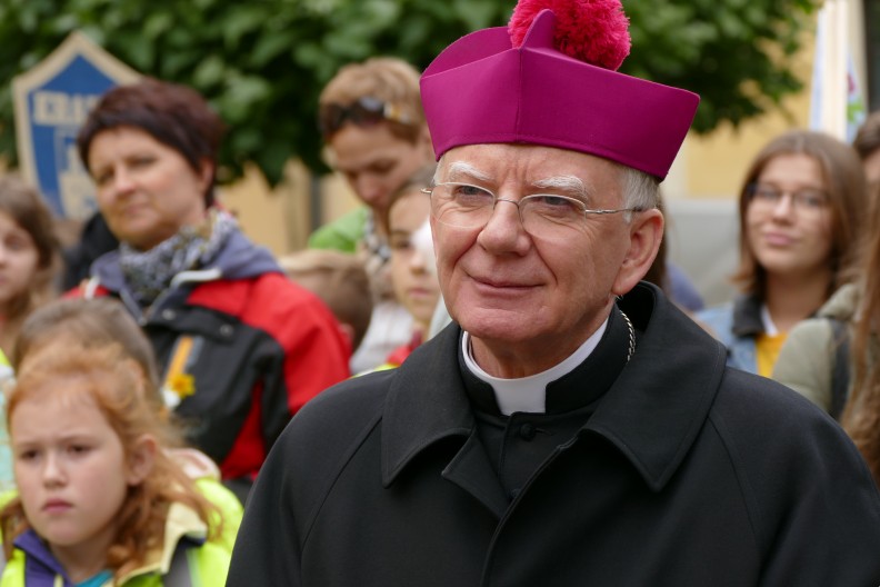 Abp Marek Jędraszewski na dziedzińcu Kurii krakowskiej. Fot.: Archidiecezja Krakowska