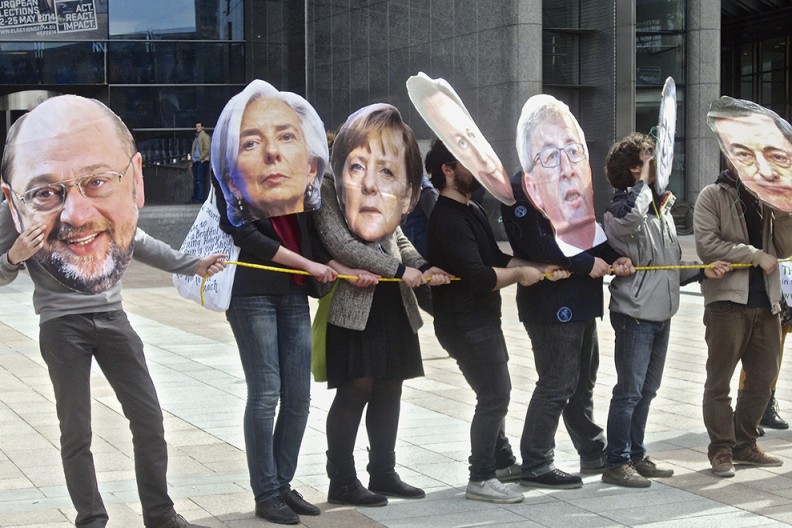 Demonstranci w maskach przywódców europejskich przed budynkiem Parlamentu Europejskiego. Fot. z książki 
