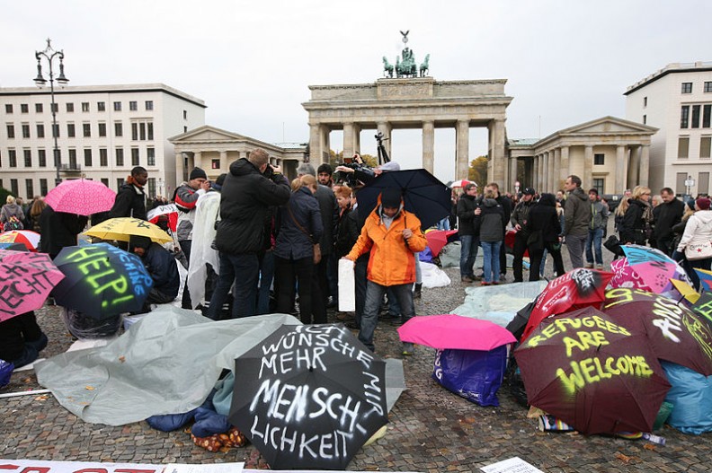 Zwolennicy przyjmowania uchodźców pikietujący w Berlinie.  Fot.:Fraktion DIE LINKE. im Bundestag/2.0 Generic/Wikimedia Commons