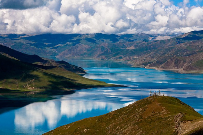 Krajobraz tybetańskiego Jeziora Yamdrok.   Fot.: Esther Lee from A/2.0 Generic/Wikimedia Commons