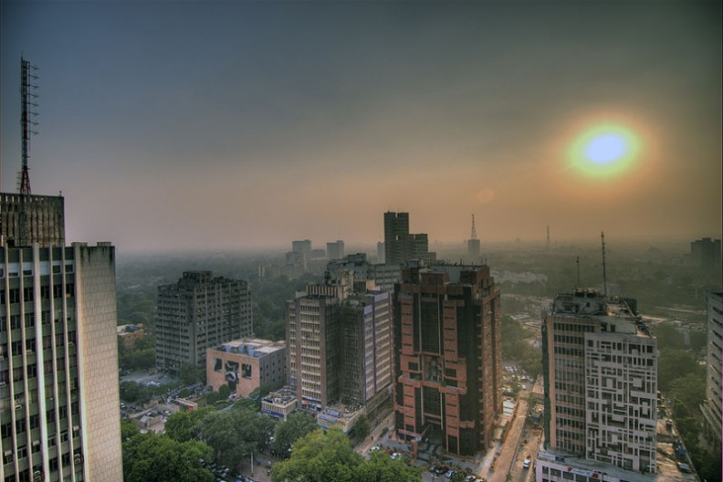 Smog wiszący nad miastem Delhi.   Fot.:wili hybrid/2.0 Generic/Wikimedia commons